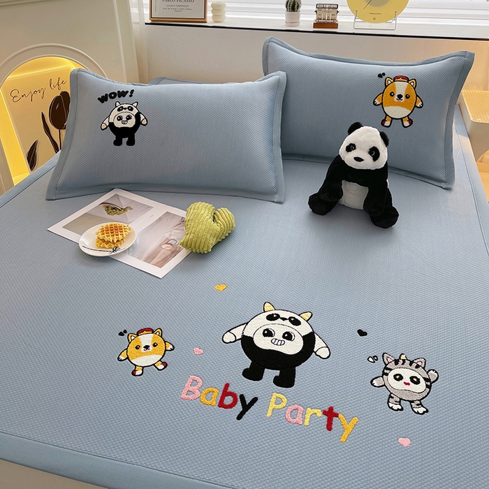 91家纺网 家纺一手货源 找家纺 炫拼家纺 2026新款A类满天星凉豆豆卡通毛巾绣大包边复合凉席 熊仔派对