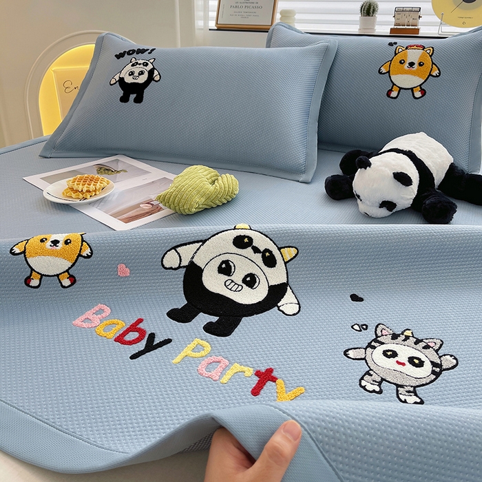 91家纺网 家纺一手货源 找家纺 炫拼家纺 2026新款A类满天星凉豆豆卡通毛巾绣大包边复合凉席 熊仔派对