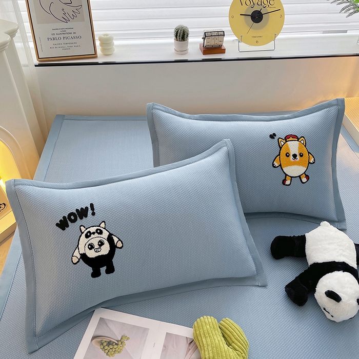 91家纺网 家纺一手货源 找家纺 炫拼家纺 2026新款A类满天星凉豆豆卡通毛巾绣大包边复合凉席 熊仔派对