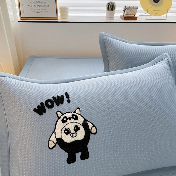 91家纺网 家纺一手货源 找家纺 炫拼家纺 2026新款A类满天星凉豆豆卡通毛巾绣大包边复合凉席 熊仔派对