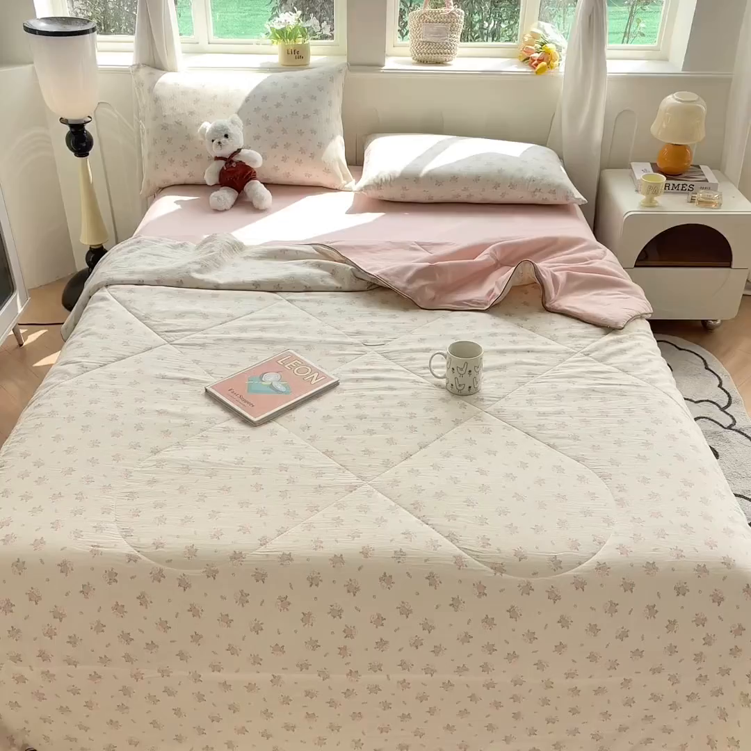 91家纺网 家纺一手货源 找家纺 富艺隆 2026新款A类水洗棉双层纱夏被空调被 皱皱纱夏凉被 槐夏风情