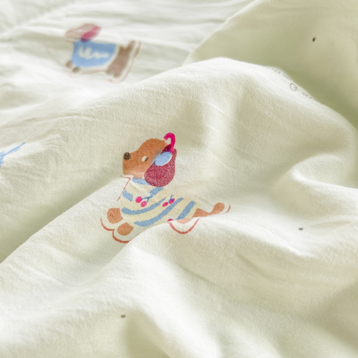 91家纺网 家纺一手货源 找家纺 富艺隆 2026新款A类水洗棉双层纱夏被空调被 皱皱纱夏凉被 可可腊肠犬