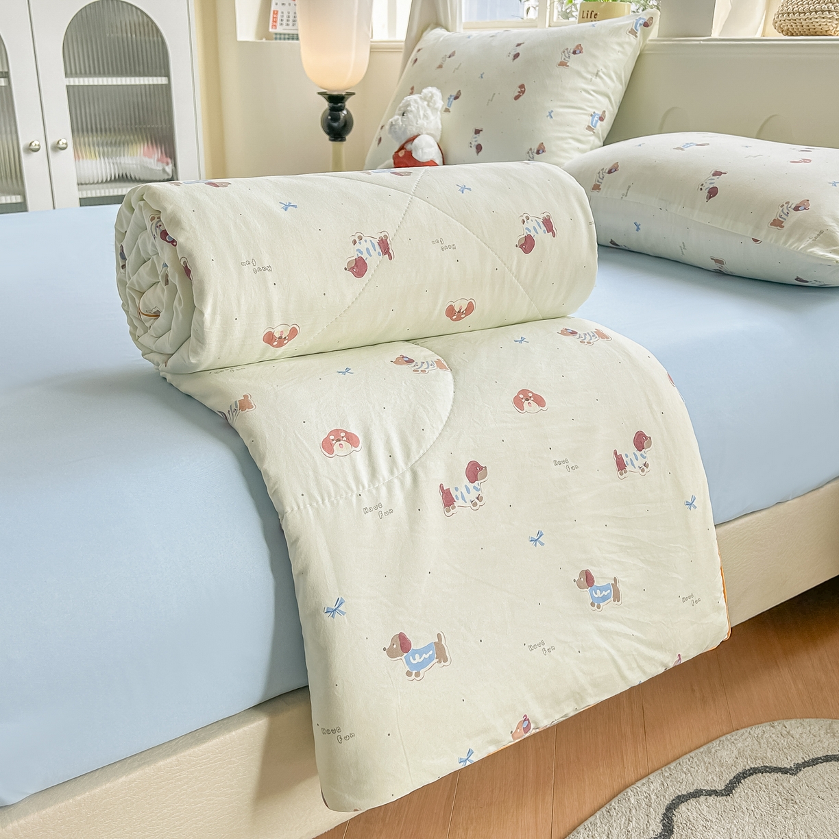 91家纺网 家纺一手货源 找家纺 富艺隆 2026新款A类水洗棉双层纱夏被空调被 皱皱纱夏凉被 可可腊肠犬