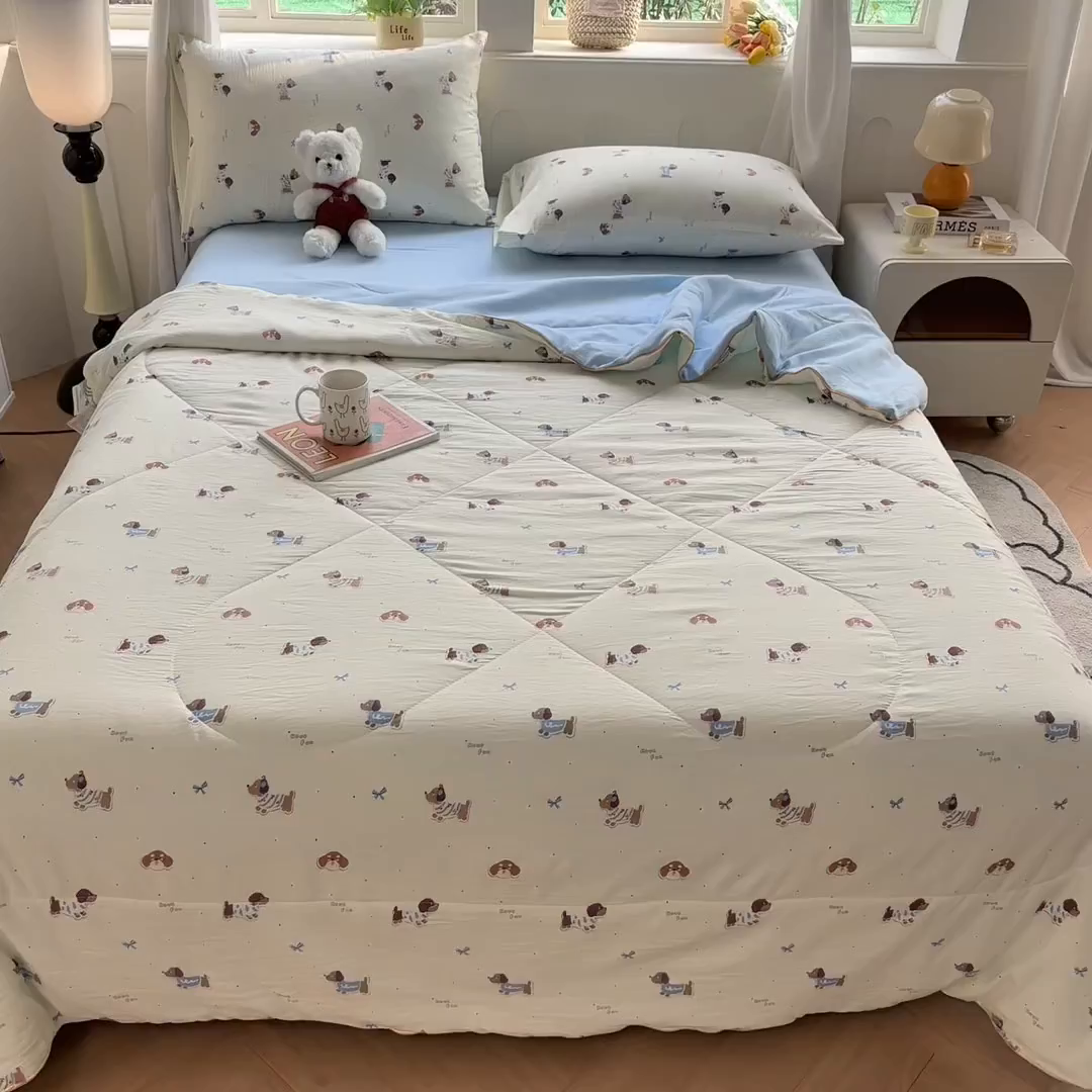 91家纺网 家纺一手货源 找家纺 富艺隆 2026新款A类水洗棉双层纱夏被空调被 皱皱纱夏凉被 可可腊肠犬