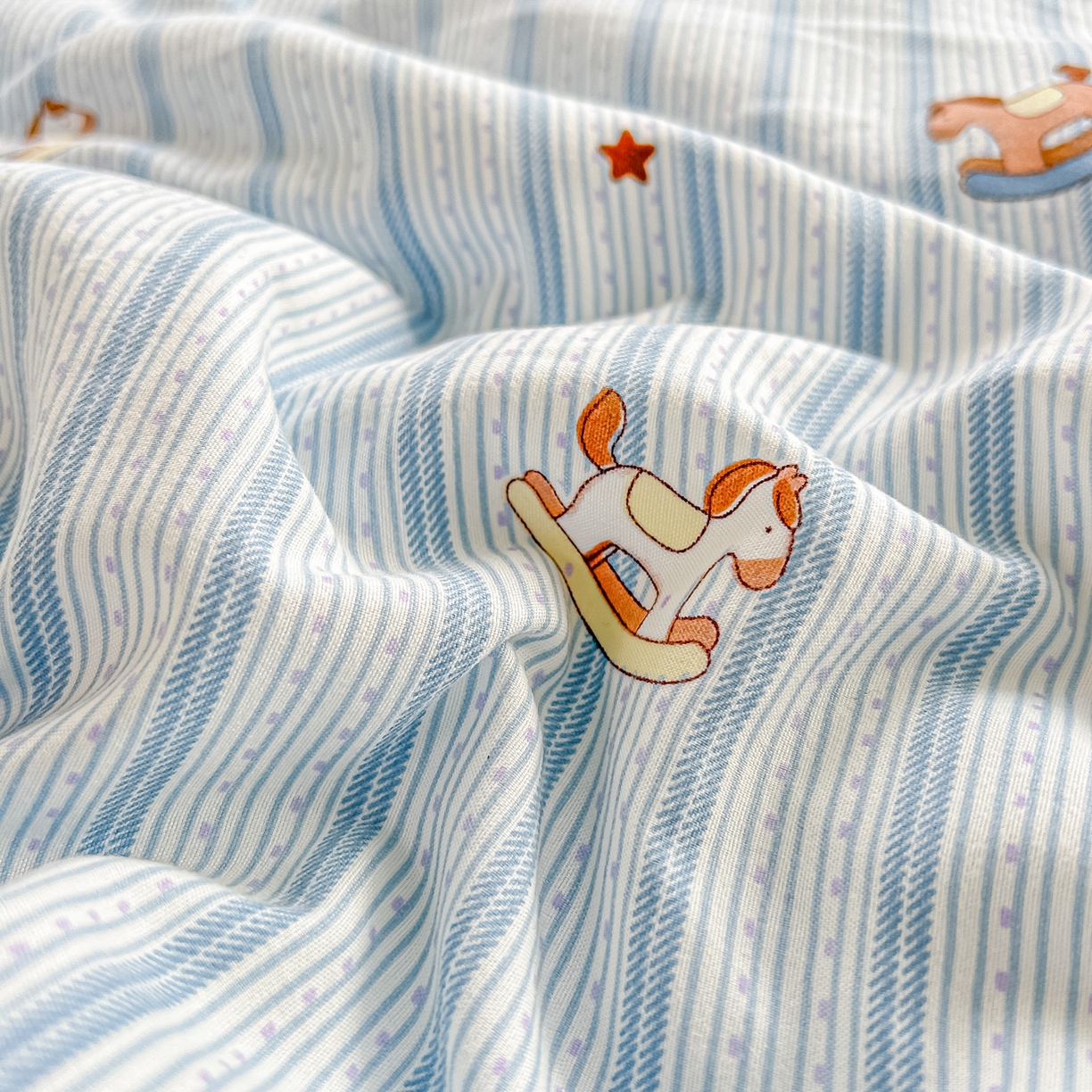 91家纺网 家纺一手货源 找家纺 富艺隆 2026新款A类水洗棉双层纱夏被空调被 皱皱纱夏凉被 蓝纹木马星