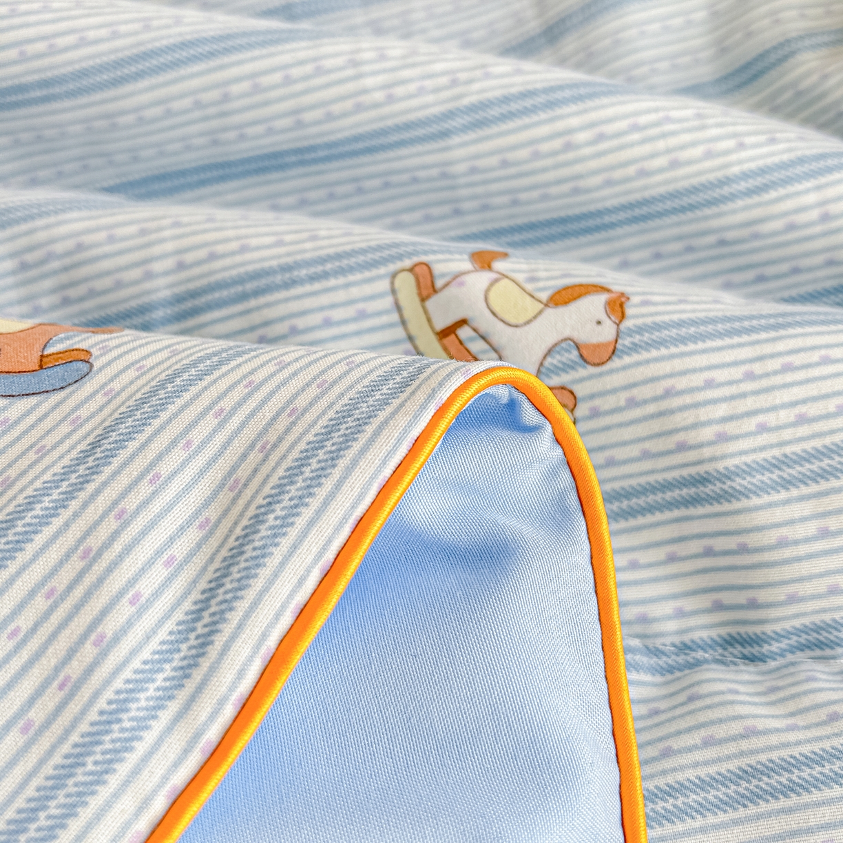 91家纺网 家纺一手货源 找家纺 富艺隆 2026新款A类水洗棉双层纱夏被空调被 皱皱纱夏凉被 蓝纹木马星