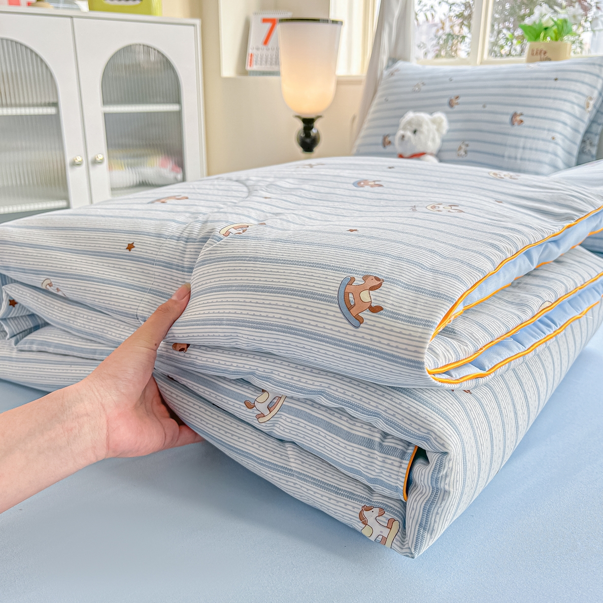 91家纺网 家纺一手货源 找家纺 富艺隆 2026新款A类水洗棉双层纱夏被空调被 皱皱纱夏凉被 蓝纹木马星