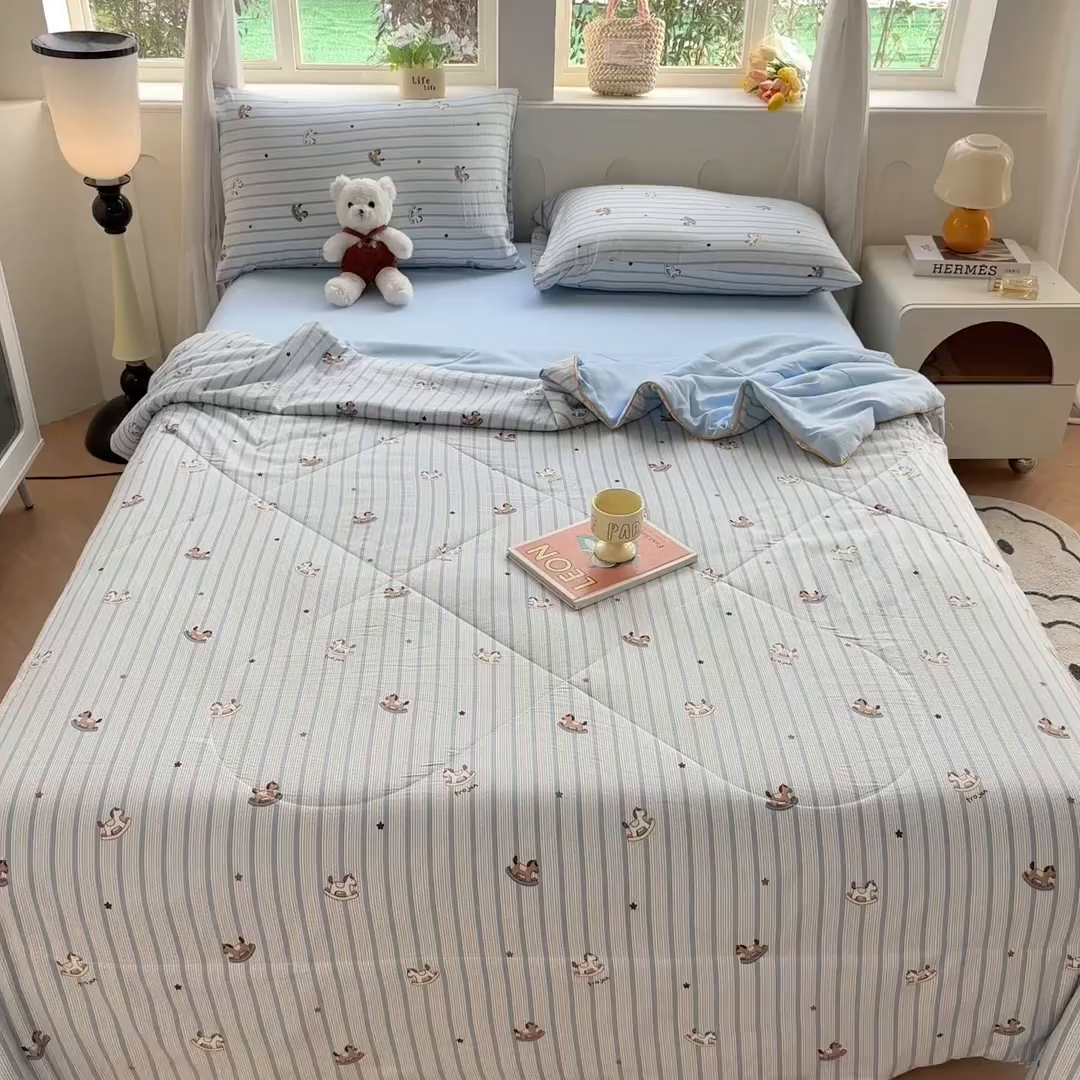 91家纺网 家纺一手货源 找家纺 富艺隆 2026新款A类水洗棉双层纱夏被空调被 皱皱纱夏凉被 蓝纹木马星