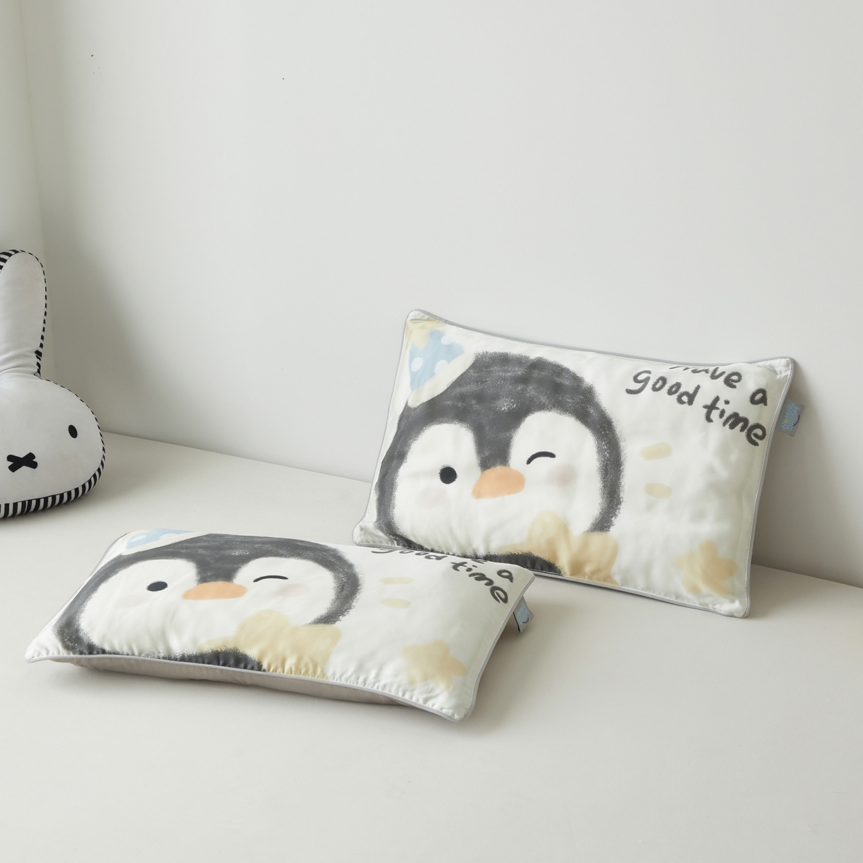 91家纺网 家纺一手货源 找家纺 荷马之梦 2026新款60s兰精天丝原创数码印花大版儿童枕套 星星企鹅