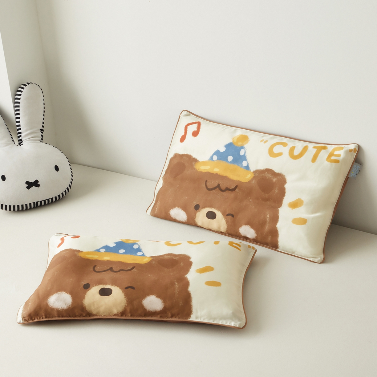 91家纺网 家纺一手货源 找家纺 荷马之梦 2026新款60s兰精天丝原创数码印花大版儿童枕套 糯糯小熊