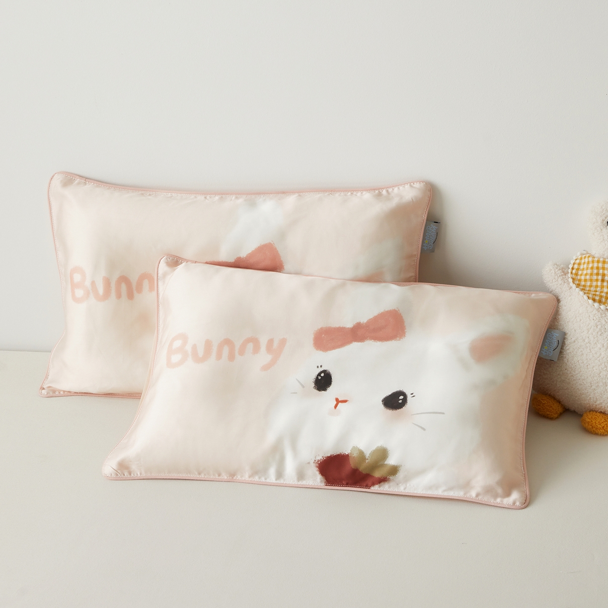 91家纺网 家纺一手货源 找家纺 荷马之梦 2026新款60s兰精天丝原创数码印花大版儿童枕套 番茄兔兔