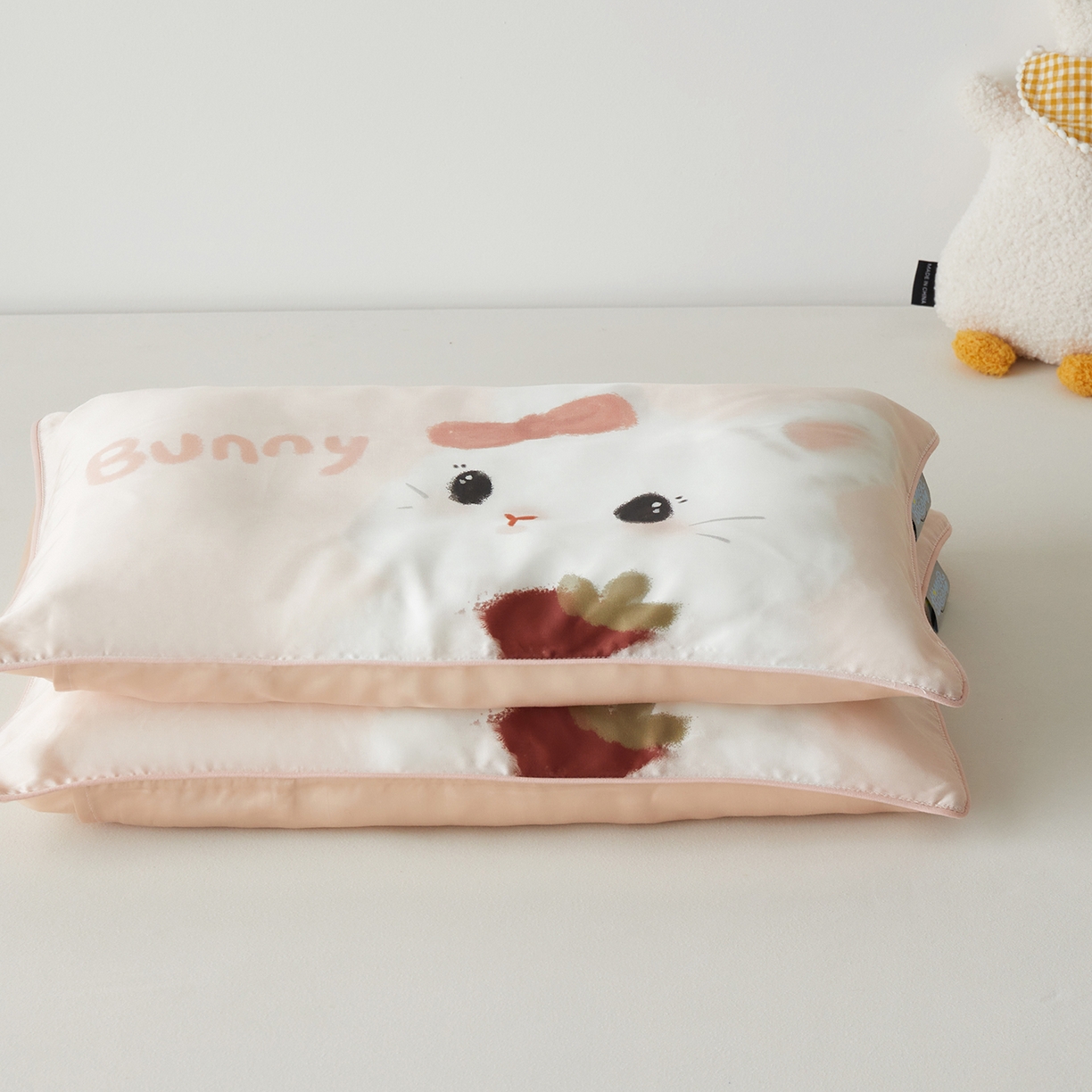 91家纺网 家纺一手货源 找家纺 荷马之梦 2026新款60s兰精天丝原创数码印花大版儿童枕套 番茄兔兔