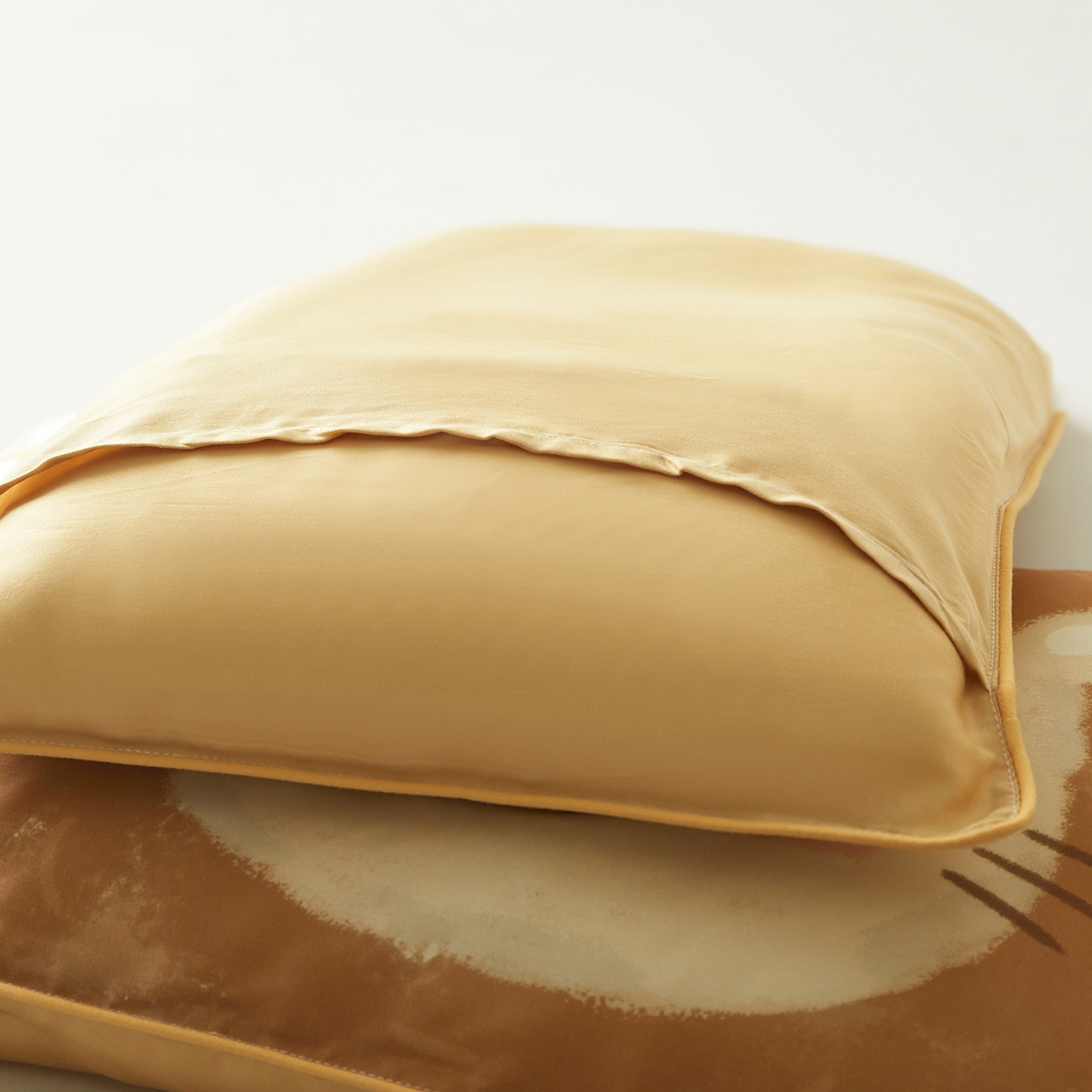 91家纺网 家纺一手货源 找家纺 荷马之梦 2026新款60s兰精天丝原创数码印花大版儿童枕套 馋嘴小狮