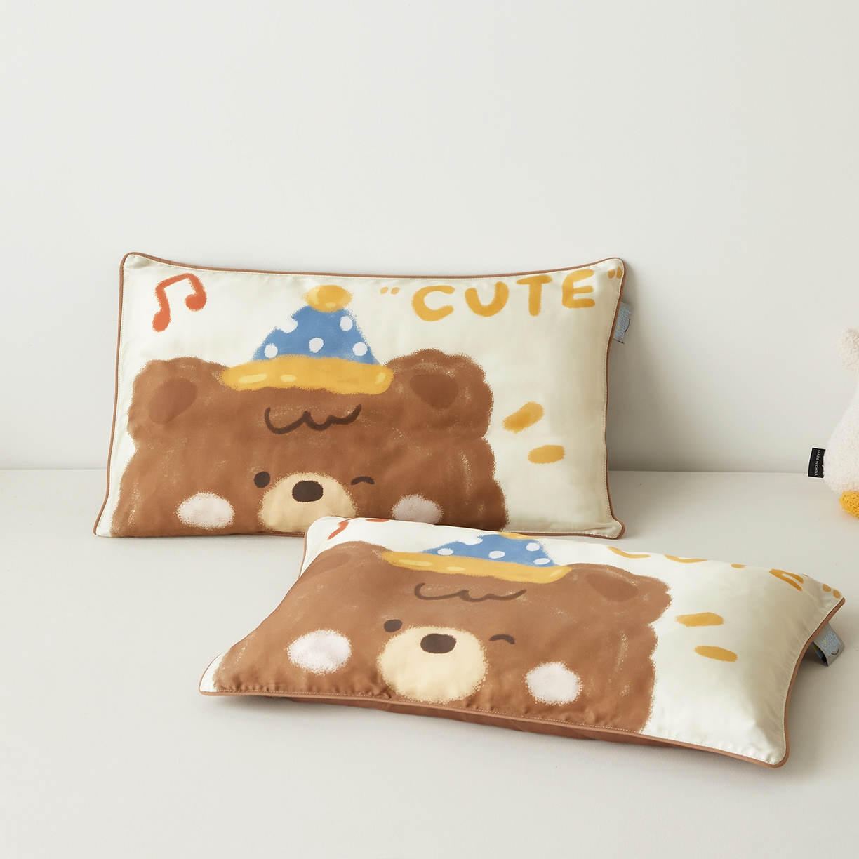 91家纺网 家纺一手货源 找家纺 荷马之梦 2026新款60s兰精天丝原创数码印花大版儿童枕套 糯糯小熊