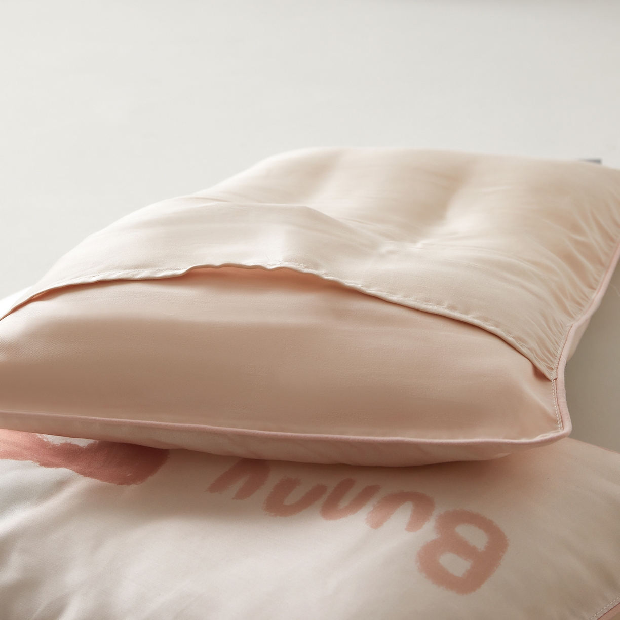 91家纺网 家纺一手货源 找家纺 荷马之梦 2026新款60s兰精天丝原创数码印花大版儿童枕套 番茄兔兔