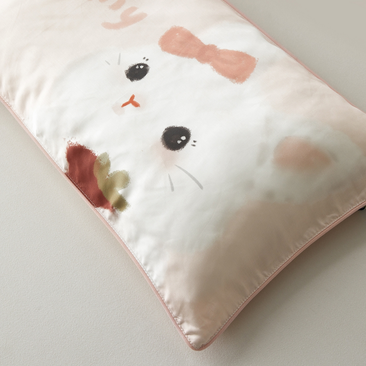 91家纺网 家纺一手货源 找家纺 荷马之梦 2026新款60s兰精天丝原创数码印花大版儿童枕套 番茄兔兔