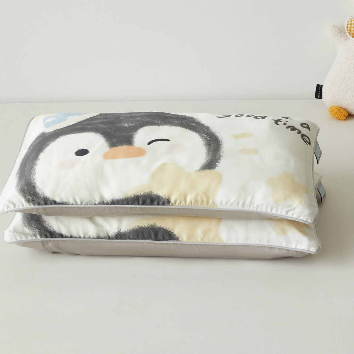 91家纺网 家纺一手货源 找家纺 荷马之梦 2026新款60s兰精天丝原创数码印花大版儿童枕套 星星企鹅