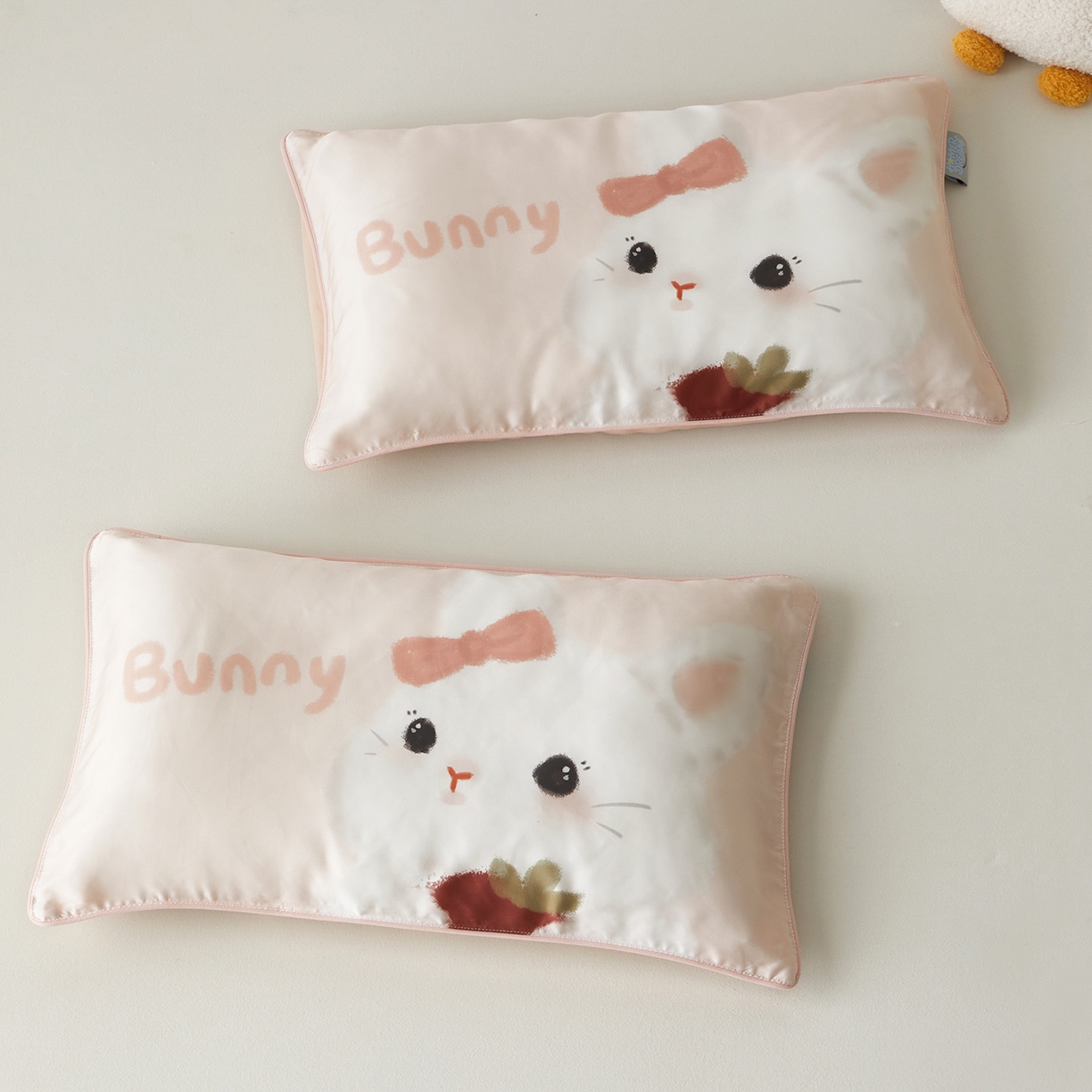 91家纺网 家纺一手货源 找家纺 荷马之梦 2026新款60s兰精天丝原创数码印花大版儿童枕套 番茄兔兔