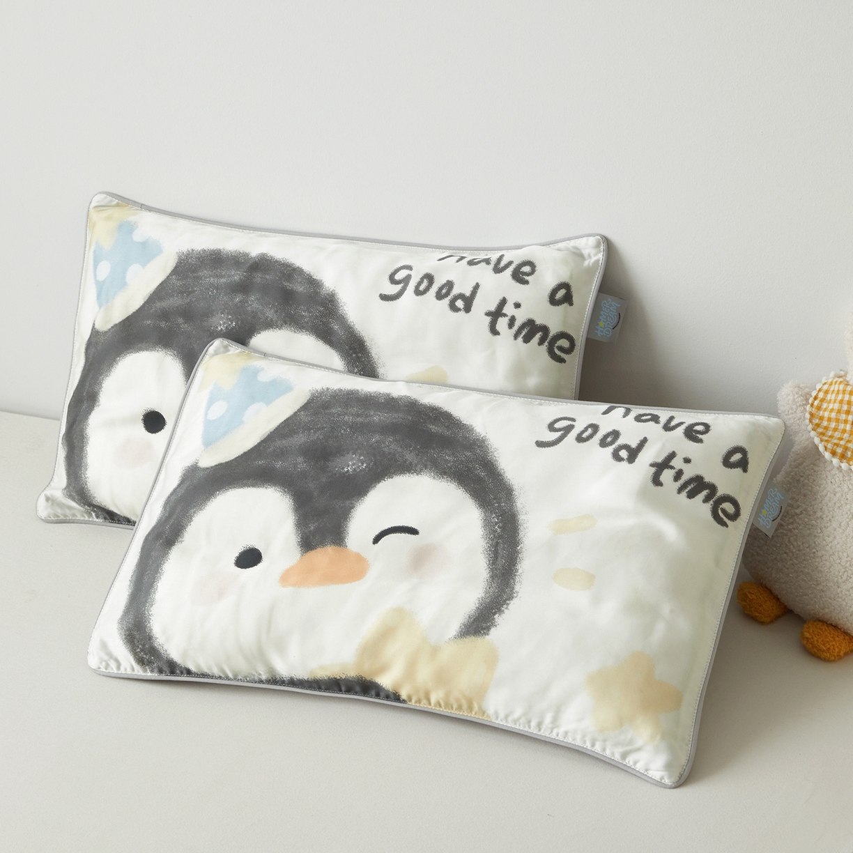 91家纺网 家纺一手货源 找家纺 荷马之梦 2026新款60s兰精天丝原创数码印花大版儿童枕套 星星企鹅