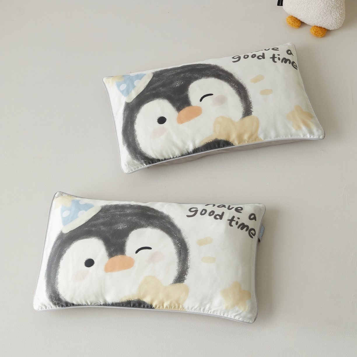 91家纺网 家纺一手货源 找家纺 荷马之梦 2026新款60s兰精天丝原创数码印花大版儿童枕套 星星企鹅