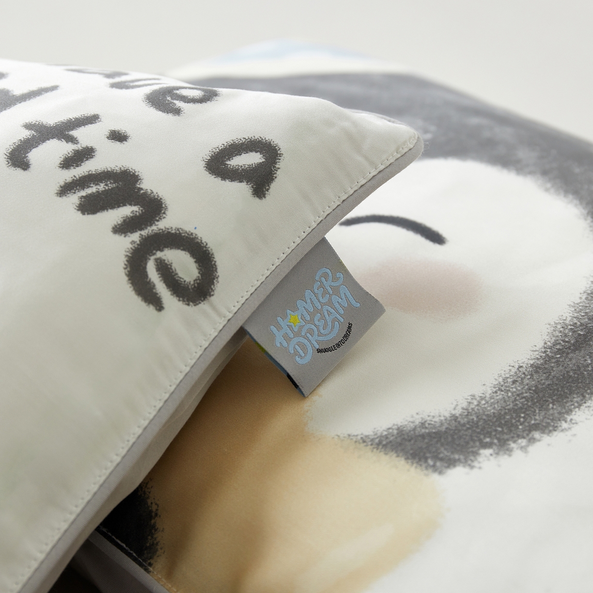 91家纺网 家纺一手货源 找家纺 荷马之梦 2026新款60s兰精天丝原创数码印花大版儿童枕套 星星企鹅