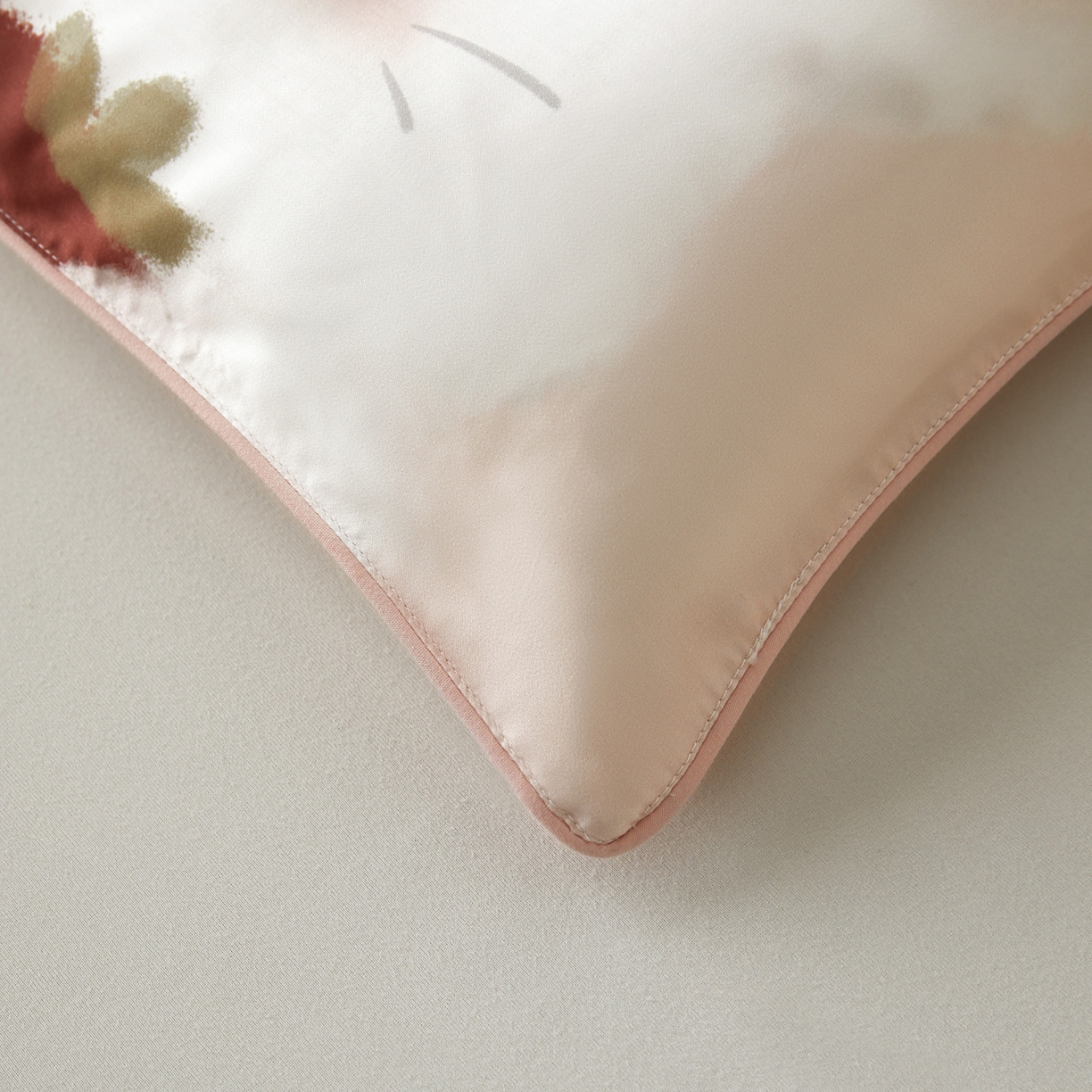 91家纺网 家纺一手货源 找家纺 荷马之梦 2026新款60s兰精天丝原创数码印花大版儿童枕套 番茄兔兔