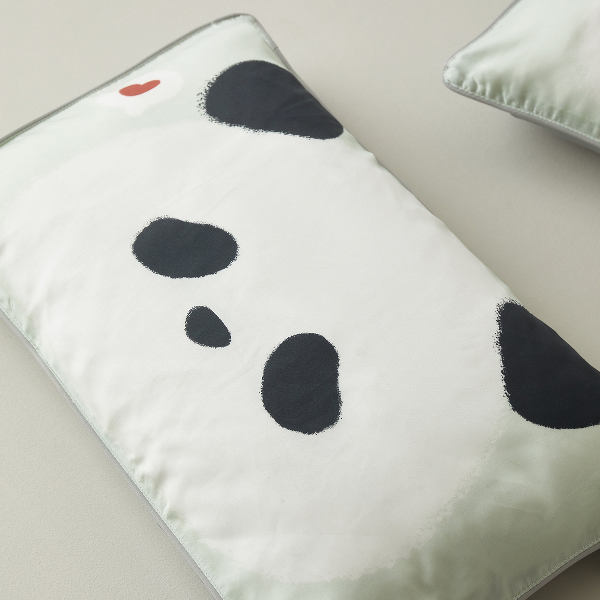 91家纺网 家纺一手货源 找家纺 荷马之梦 2026新款60s兰精天丝原创数码印花大版儿童枕套 西瓜熊猫