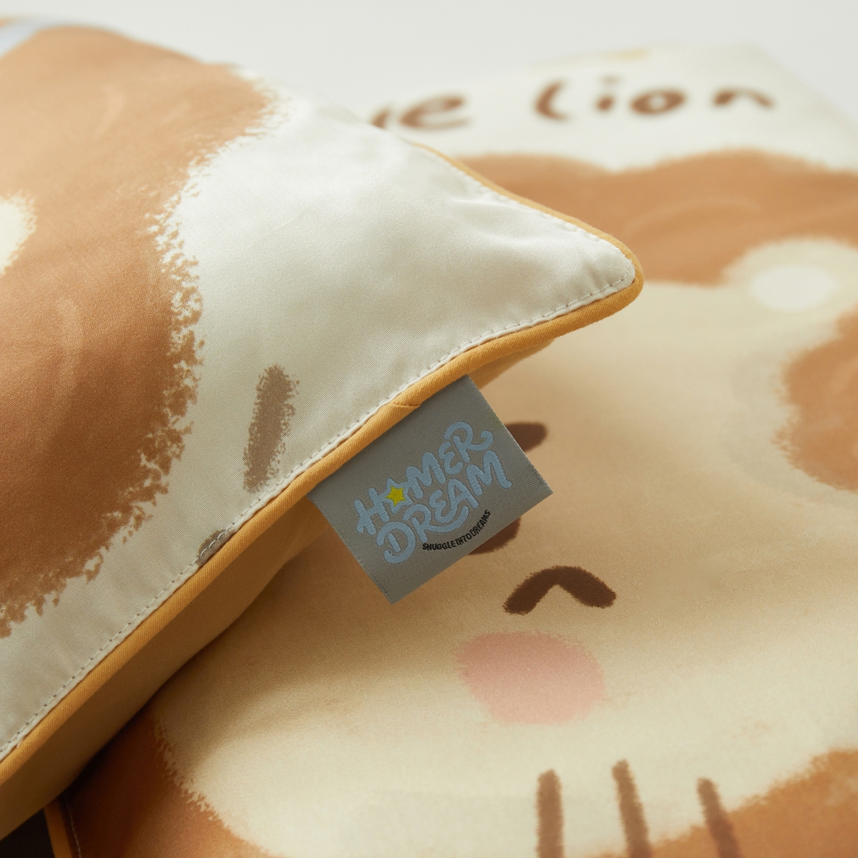 91家纺网 家纺一手货源 找家纺 荷马之梦 2026新款60s兰精天丝原创数码印花大版儿童枕套 馋嘴小狮