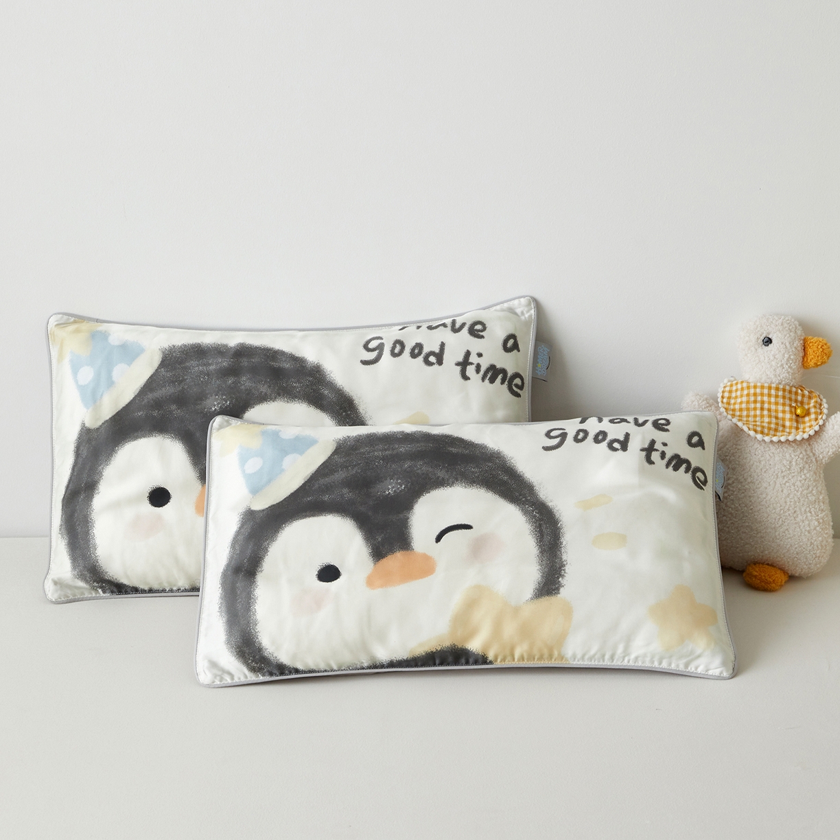 91家纺网 家纺一手货源 找家纺 荷马之梦 2026新款60s兰精天丝原创数码印花大版儿童枕套 星星企鹅