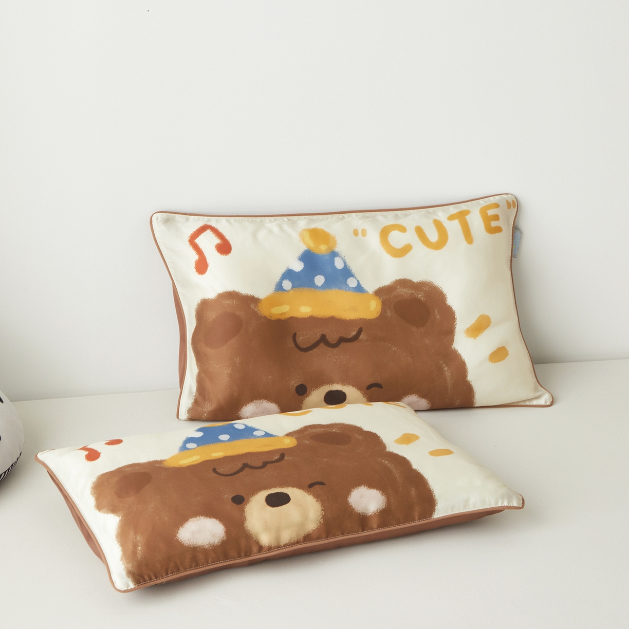 91家纺网 家纺一手货源 找家纺 荷马之梦 2026新款60s兰精天丝原创数码印花大版儿童枕套 糯糯小熊