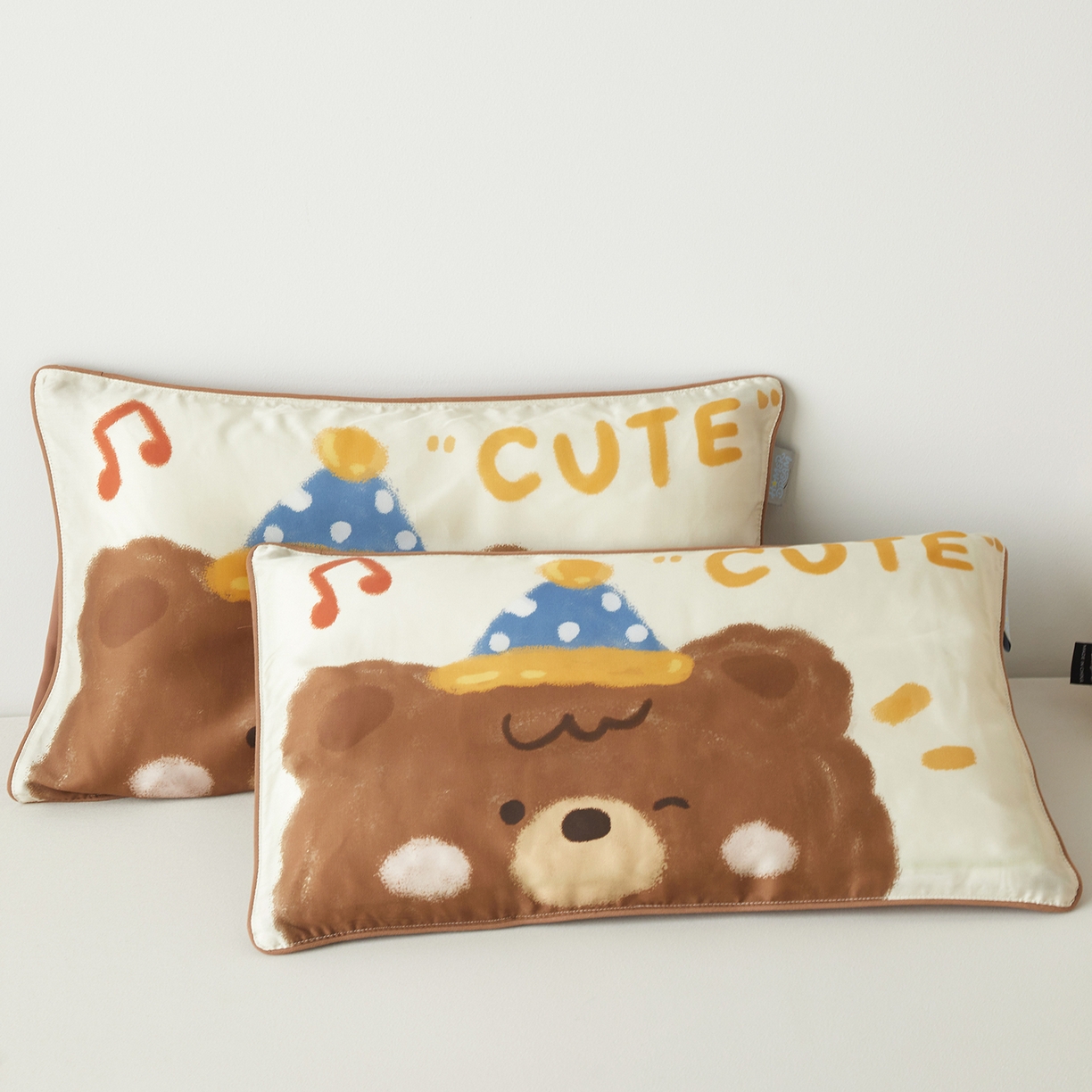 91家纺网 家纺一手货源 找家纺 荷马之梦 2026新款60s兰精天丝原创数码印花大版儿童枕套 糯糯小熊