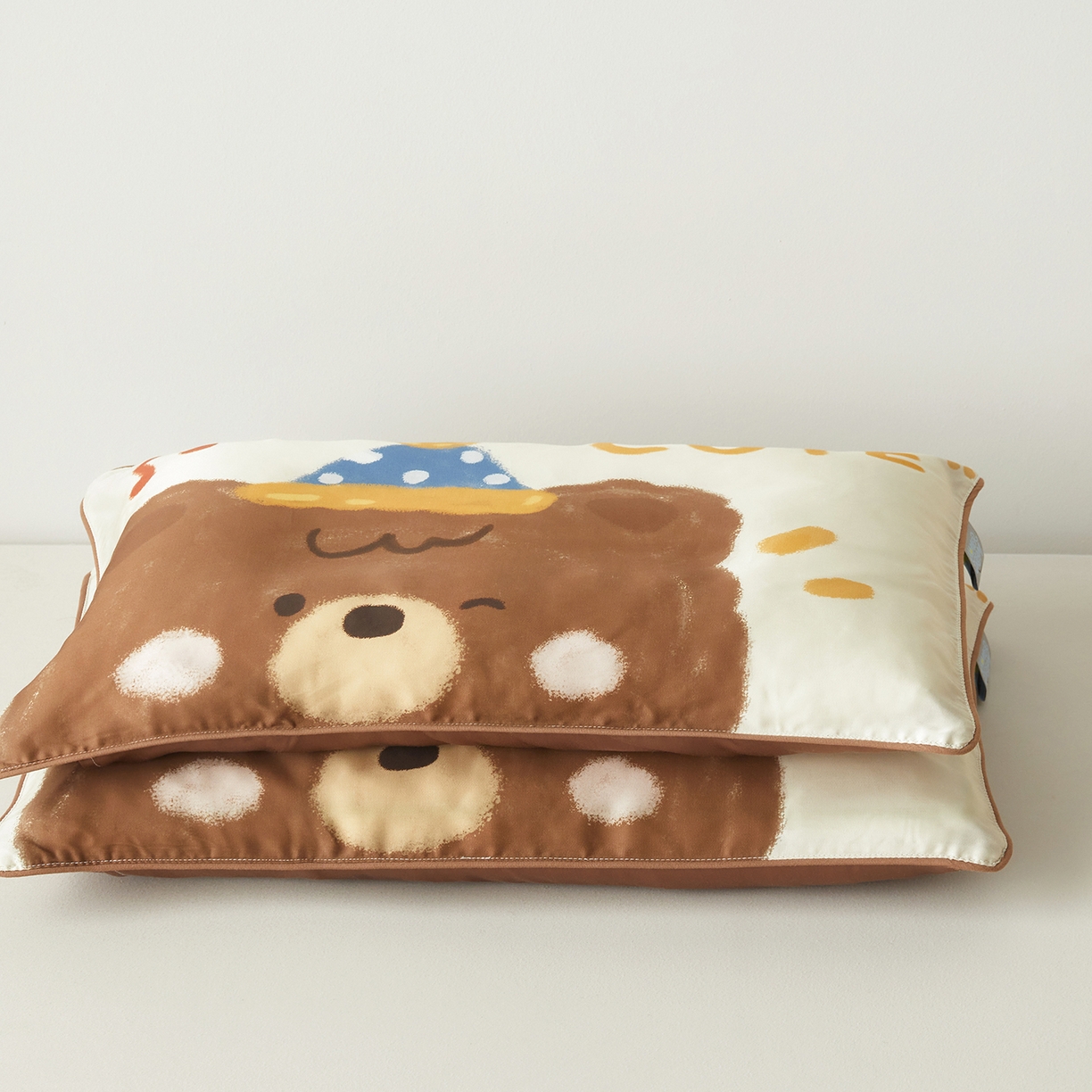 91家纺网 家纺一手货源 找家纺 荷马之梦 2026新款60s兰精天丝原创数码印花大版儿童枕套 糯糯小熊