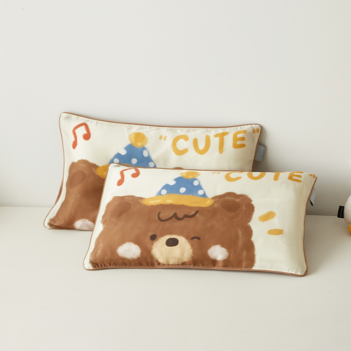 91家纺网 家纺一手货源 找家纺 荷马之梦 2026新款60s兰精天丝原创数码印花大版儿童枕套 糯糯小熊