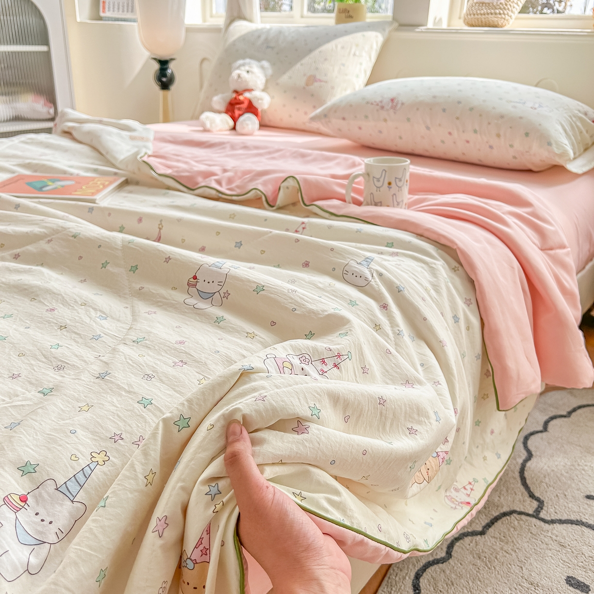 91家纺网 家纺一手货源 找家纺 富艺隆 2026新款A类水洗棉双层纱夏被空调被 皱皱纱夏凉被 礼帽小猫