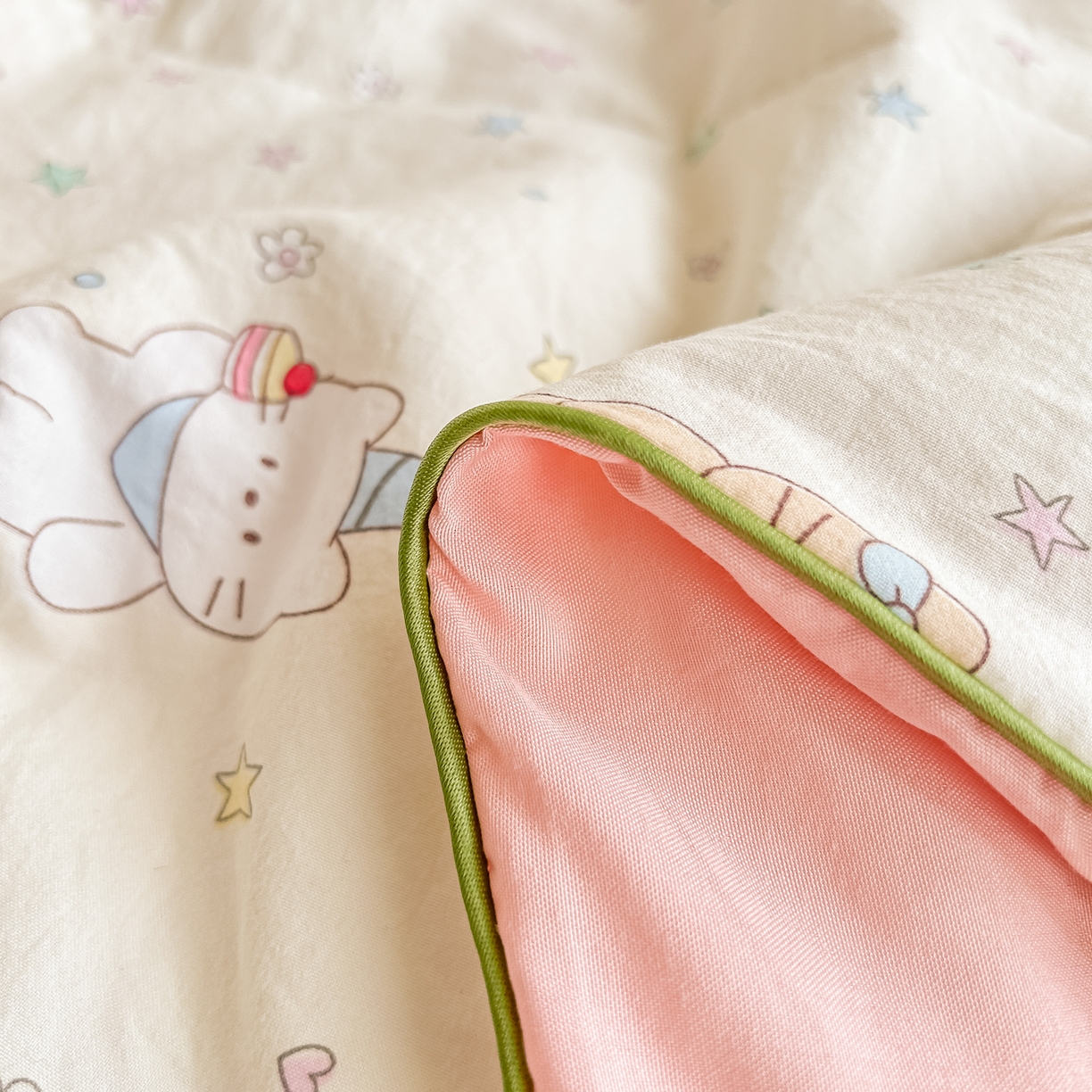 91家纺网 家纺一手货源 找家纺 富艺隆 2026新款A类水洗棉双层纱夏被空调被 皱皱纱夏凉被 礼帽小猫