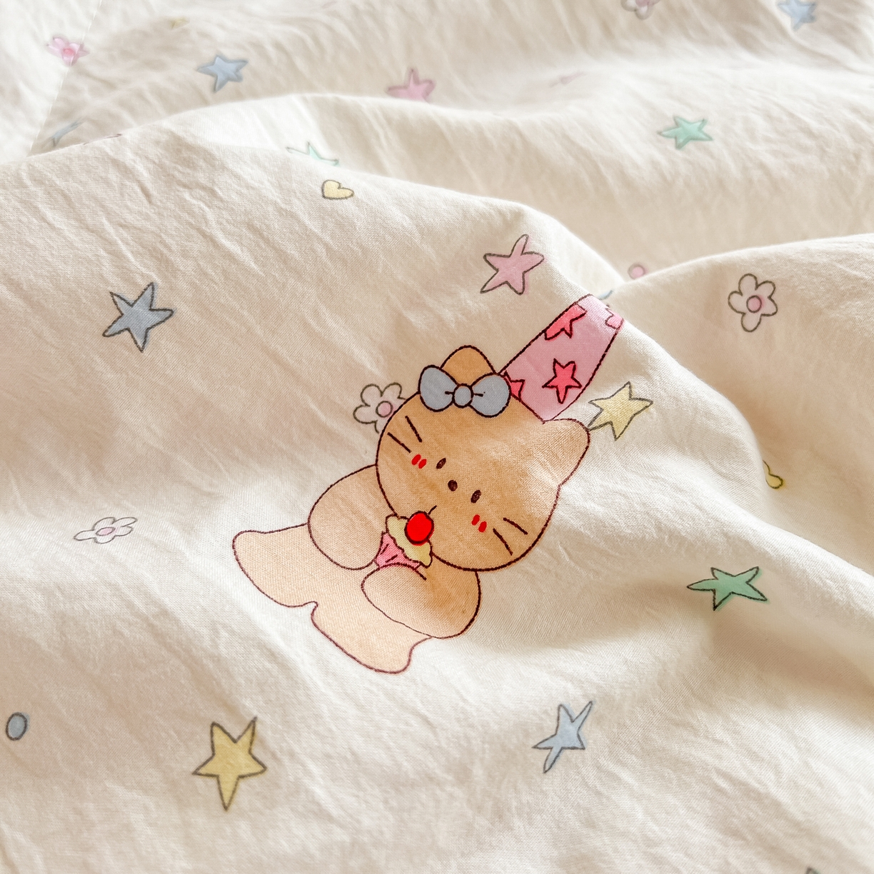 91家纺网 家纺一手货源 找家纺 富艺隆 2026新款A类水洗棉双层纱夏被空调被 皱皱纱夏凉被 礼帽小猫