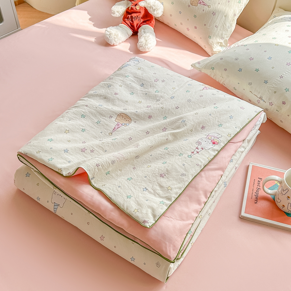 91家纺网 家纺一手货源 找家纺 富艺隆 2026新款A类水洗棉双层纱夏被空调被 皱皱纱夏凉被 礼帽小猫