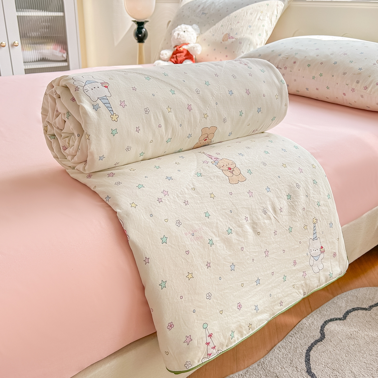 91家纺网 家纺一手货源 找家纺 富艺隆 2026新款A类水洗棉双层纱夏被空调被 皱皱纱夏凉被 礼帽小猫