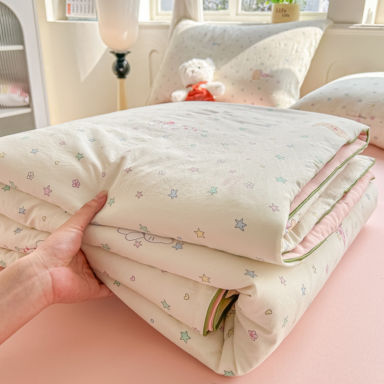 91家纺网 家纺一手货源 找家纺 富艺隆 2026新款A类水洗棉双层纱夏被空调被 皱皱纱夏凉被 礼帽小猫