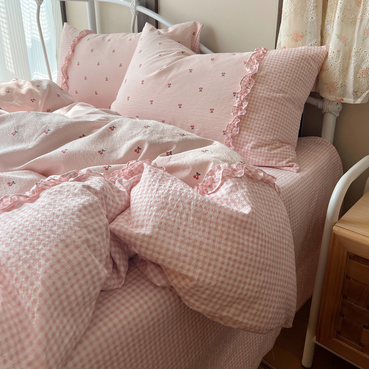 91家纺网 家纺一手货源 找家纺 繁花家居 2026殷桃晚风甜梦系列少女心拼接工艺四件套 晚风甜梦-粉