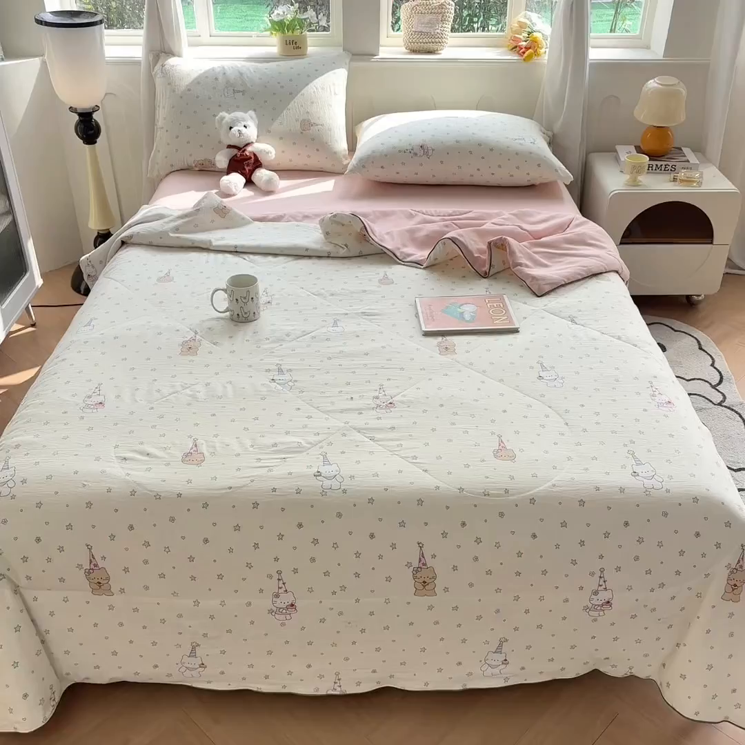 91家纺网 家纺一手货源 找家纺 富艺隆 2026新款A类水洗棉双层纱夏被空调被 皱皱纱夏凉被 礼帽小猫