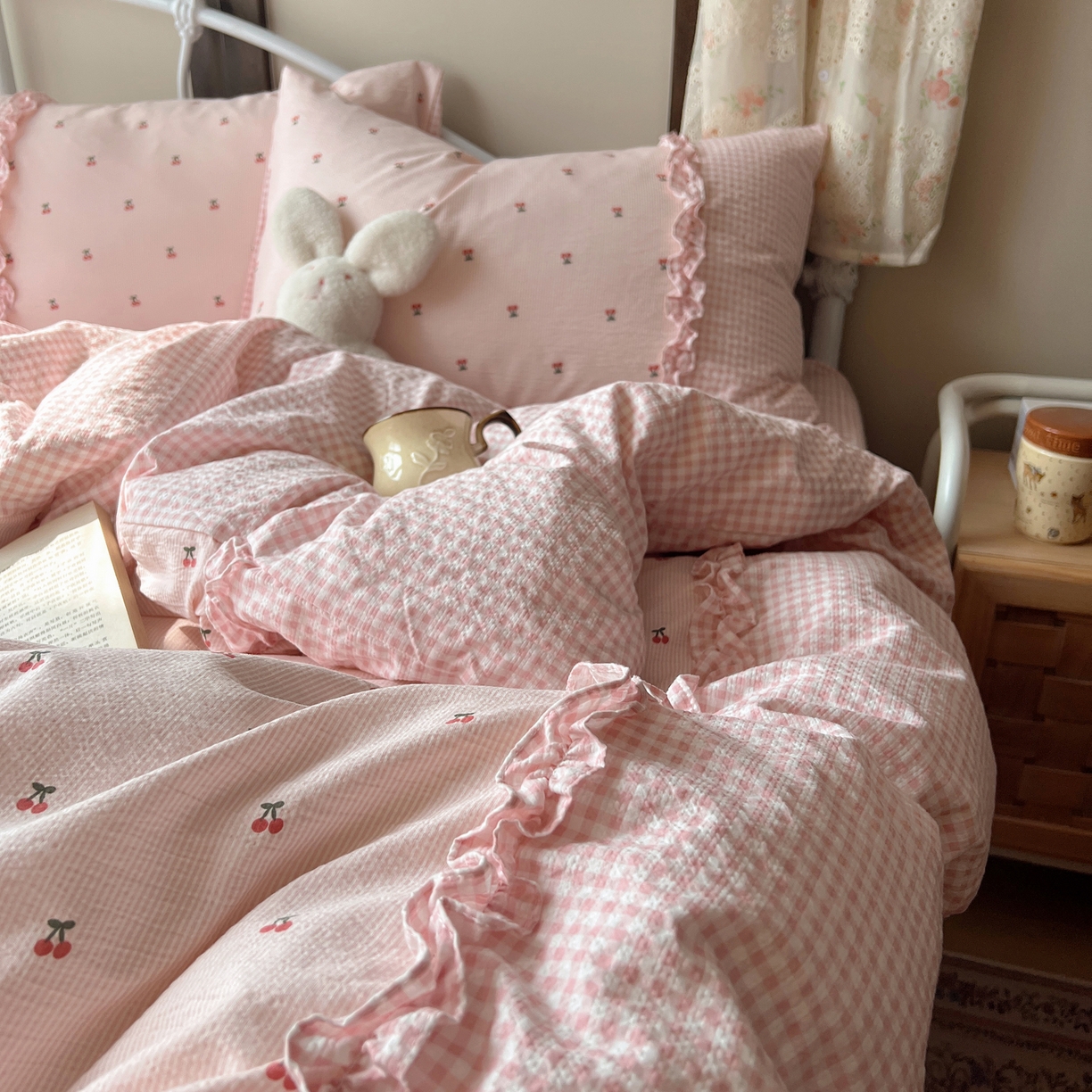 91家纺网 家纺一手货源 找家纺 繁花家居 2026殷桃晚风甜梦系列少女心拼接工艺四件套 晚风甜梦-粉