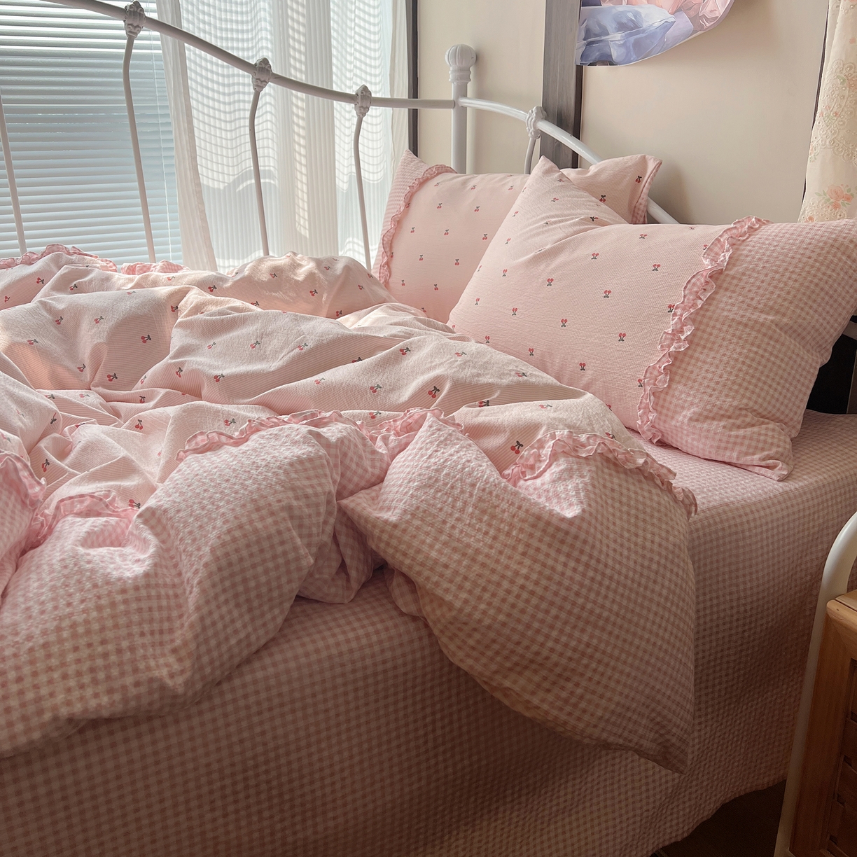 91家纺网 家纺一手货源 找家纺 繁花家居 2026殷桃晚风甜梦系列少女心拼接工艺四件套 晚风甜梦-粉