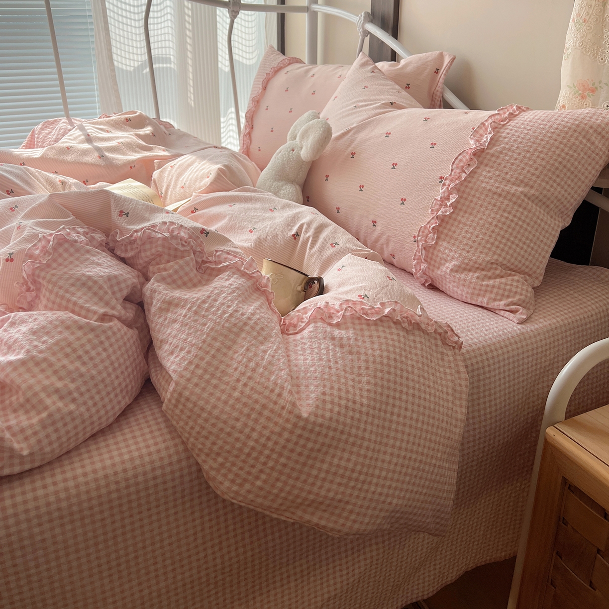 91家纺网 家纺一手货源 找家纺 繁花家居 2026殷桃晚风甜梦系列少女心拼接工艺四件套 晚风甜梦-粉