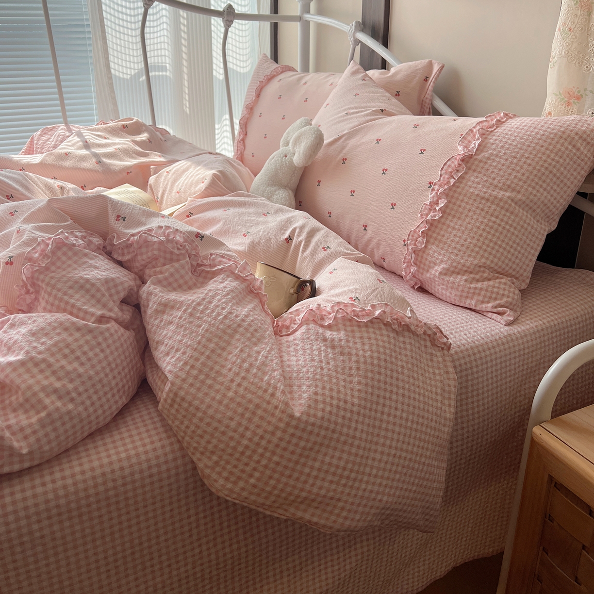 91家纺网 家纺一手货源 找家纺 繁花家居 2026殷桃晚风甜梦系列少女心拼接工艺四件套 晚风甜梦-粉