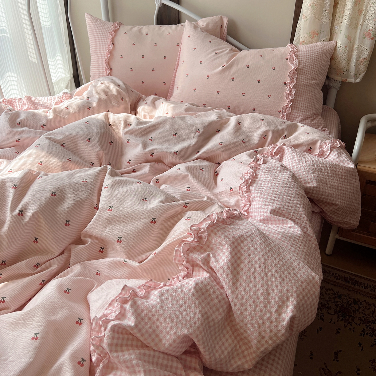 91家纺网 家纺一手货源 找家纺 繁花家居 2026殷桃晚风甜梦系列少女心拼接工艺四件套 晚风甜梦-粉