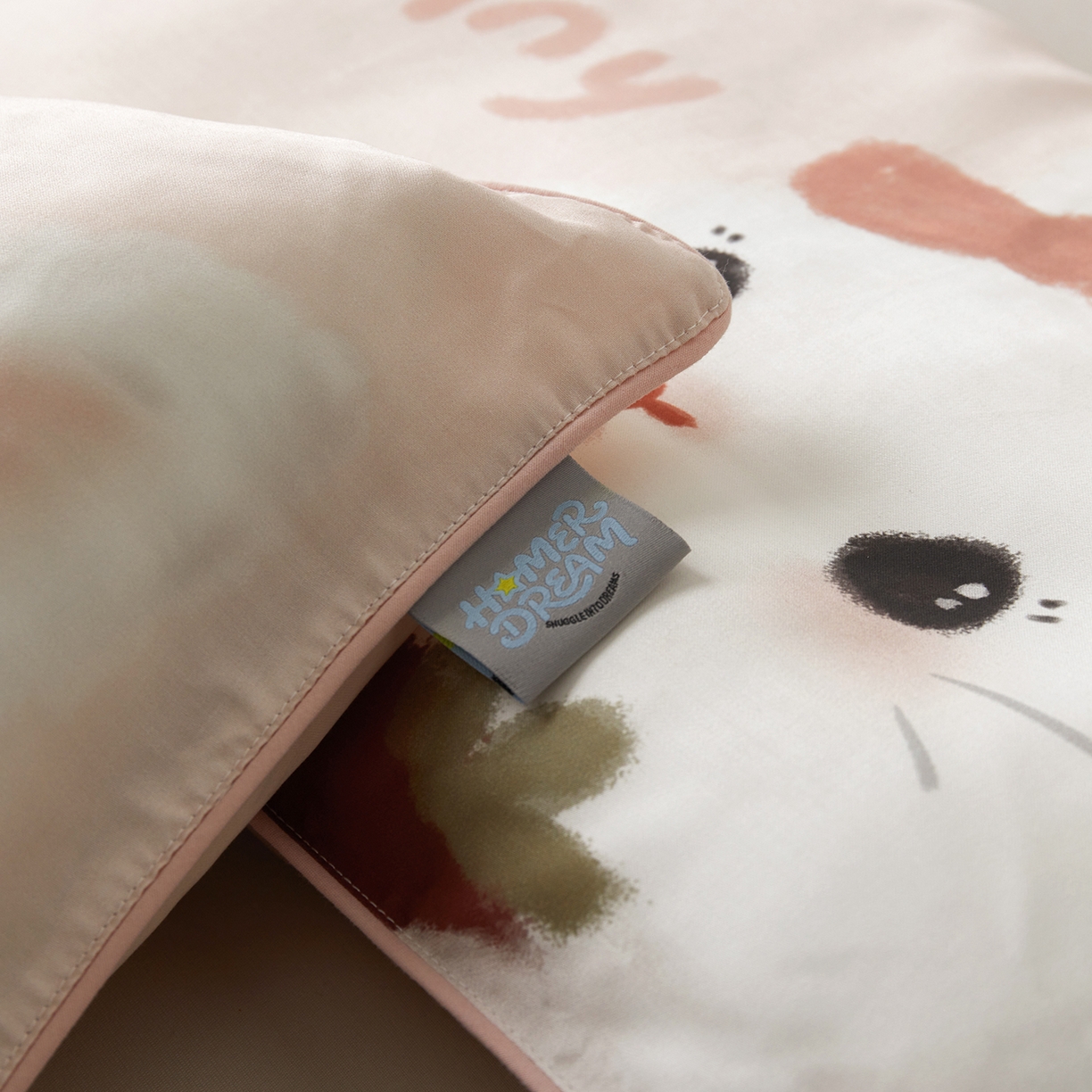 91家纺网 家纺一手货源 找家纺 荷马之梦 2026新款60s兰精天丝原创数码印花大版儿童枕套 番茄兔兔