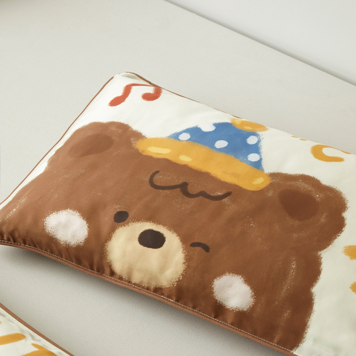 91家纺网 家纺一手货源 找家纺 荷马之梦 2026新款60s兰精天丝原创数码印花大版儿童枕套 糯糯小熊