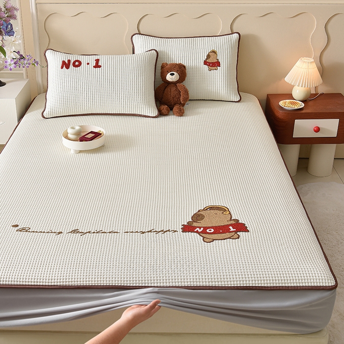 91家纺网 家纺一手货源 找家纺 炫拼家纺 2026新款A类凉豆豆华夫格卡通绣花床笠席 快乐的卡皮