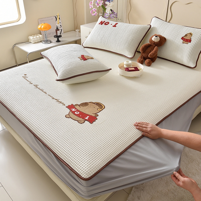 91家纺网 家纺一手货源 找家纺 炫拼家纺 2026新款A类凉豆豆华夫格卡通绣花床笠席 快乐的卡皮